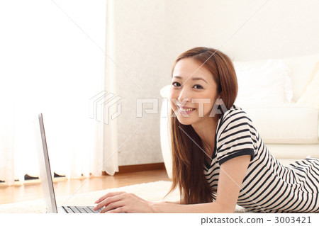 在客廳個人電腦 3003421