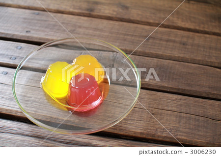 Bite-sized fruit jellies on a glass plate Bite-sized fruit jellies on a glass plate 3006230