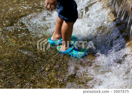 一個男孩在暑假裡玩 3007875