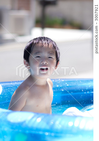 游泳池在花園裡 游泳池在花園裡 3007921