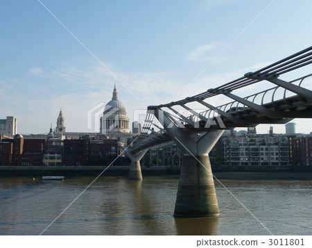St. Paul's Cathedral and the Millennium Bridge 3011801