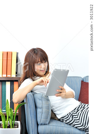 Internet with a tablet computer (female lifestyle) Internet with a tablet computer (female lifestyle) 3011922