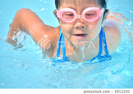 在游泳池裡游泳的女孩 在游泳池裡游泳的女孩 3012201