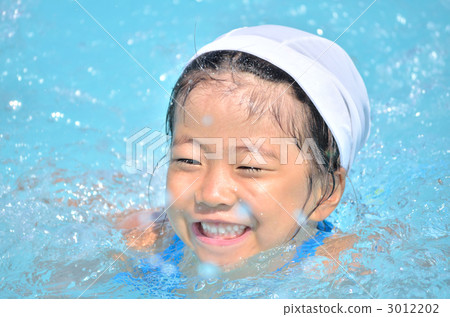 在游泳池裡游泳的女孩 3012202