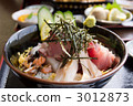 Bowl of rice topped with sashimi  3012873