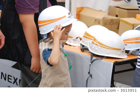練習在災難中戴上頭盔以保護頭部 3013951