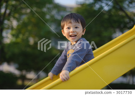 三歲的男孩在幻燈片上玩 三歲的男孩在幻燈片上玩 3017730