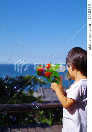 Children with bubbles (pistol shape) 3018320