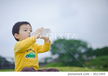 三歲的男孩在草坪上喝水 三歲的男孩在草坪上喝水 3021945