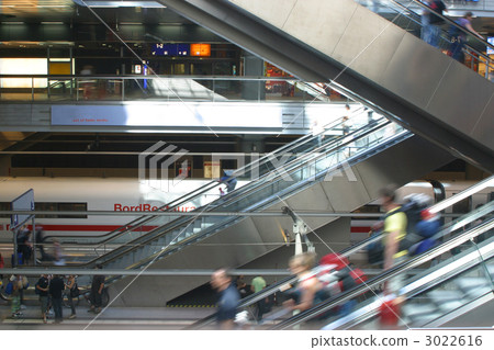 escalator, berlin central station, traveler 3022616