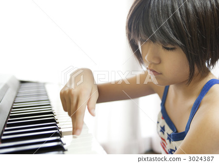 練鋼琴的女孩 練鋼琴的女孩 3024387