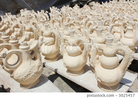 豆烘烤的罐子在陽光下烘乾了 豆烘烤的罐子在陽光下烘乾了 3025457