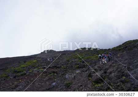 Mountain climbing Mt. Fuji Yoshida route... - Stock Photo [3030627] - PIXTA