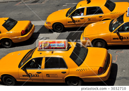 Yellow cab of Times Square 3032710