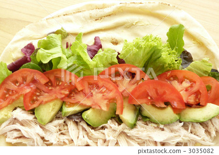 Make vegetable chicken rap with Lebanese bread 3035082