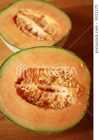 完全成熟、新鮮的北海道羊蹄瓜。紅瓤的瓜切成兩半。 完全成熟、新鮮的北海道羊蹄瓜。紅瓤的瓜切成兩半。 3035175