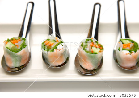 Raw spring roll 3035576