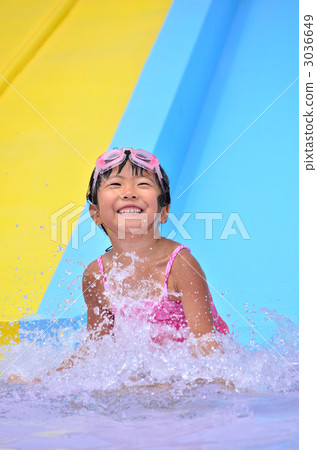 在游泳池裡游泳的女孩 3036649