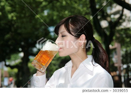 與杯子的女商人飲用的啤酒 3039055