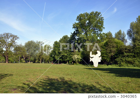 圖庫照片: 公園 藝術品 草地