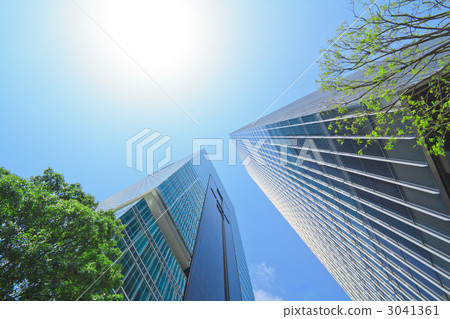 我抬頭看著一座摩天大樓 3041361