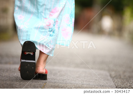 yukata style, back view, japanese wooden clog 3043417