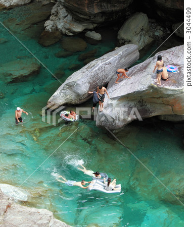 emerald green, plural, cool sensation 3044499
