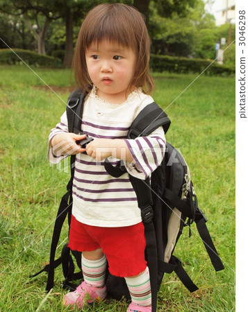 Child with big backpack 3046298