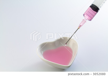 Heart and syringe 3052080