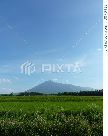 Iwateyama在夏天的垂直位置 3070416