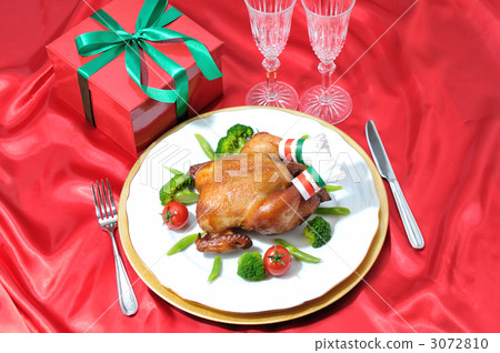 A chicken dish of Christmas dinner. 3072810