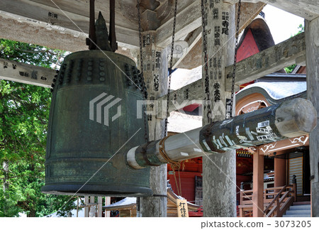 Walking along Haguroyama · Bell tower and big bell 3073205