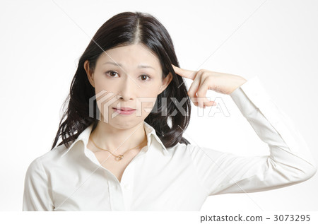 穿一件白色女襯衫的女商人 3073295