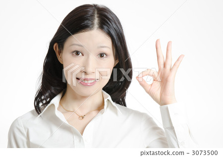 穿一件白色女襯衫的女商人 穿一件白色女襯衫的女商人 3073500