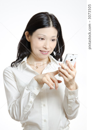 穿一件白色女襯衫的女商人 穿一件白色女襯衫的女商人 3073505