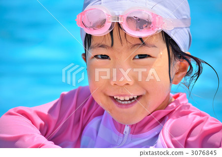 在游泳池裡游泳的女孩 3076845