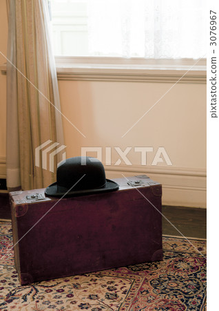 suitcase, bowler hat, western-style room 3076967