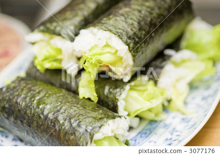 vinegary rice rolled in dried laver, lettuce winding, salad wrap 3077176