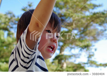 Children shouting 3080404