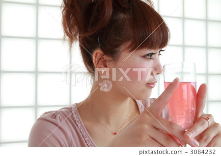 一個喝酒的可愛女孩 3084232