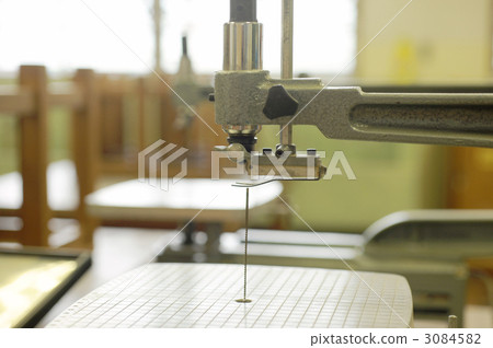 Electric thread saw in the drawing room Electric thread saw in the drawing room 3084582