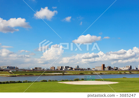 雨後,荒川的河床地面和住宅區散佈著藍天 雨後,荒川的河床地面和住宅區散佈著藍天 3085247