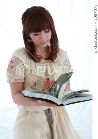 Pretty girls to read 3087075