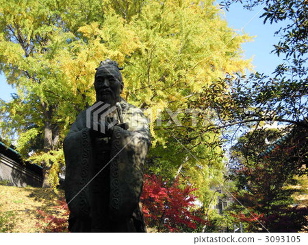 Confucius statue and autumn leaves at Yushima Seido 3093105