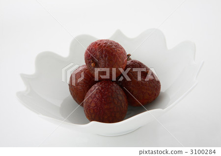 Lychee who entered the white porcelain 3100284
