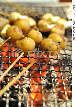 爐邊燒焦了木炭 爐邊燒焦了木炭 3105991