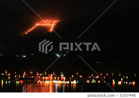 Lantern style of torii shape and Hirosawa pond 3107446