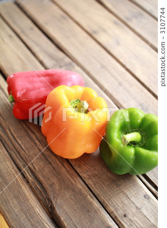 家庭花園中無需使用化學藥劑即可種植多汁、肉質厚實的三色辣椒 家庭花園中無需使用化學藥劑即可種植多汁、肉質厚實的三色辣椒 3107744