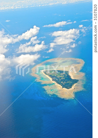 Minna Island as seen from an airplane (Tarama Village, Miyako District, Okinawa Prefecture) 3107820