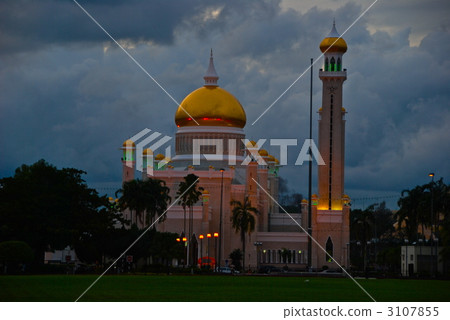 黃昏時分的“舊清真寺”(斯里巴加灣市(BSB)/文萊) 黃昏時分的“舊清真寺”(斯里巴加灣市(BSB)/文萊) 3107855